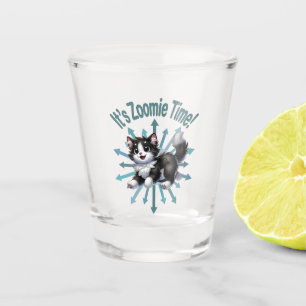 Es ist Zoomie-Zeit Süße Schwarz-Weiß-Katze Schnapsglas
