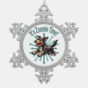 Es ist Zoomie Zeit Terrier Mischling Schneeflocken Zinn-Ornament