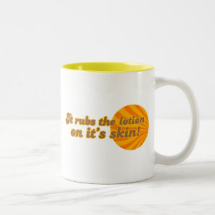 Es legt die Lutsche auf die Haut Zweifarbige Tasse