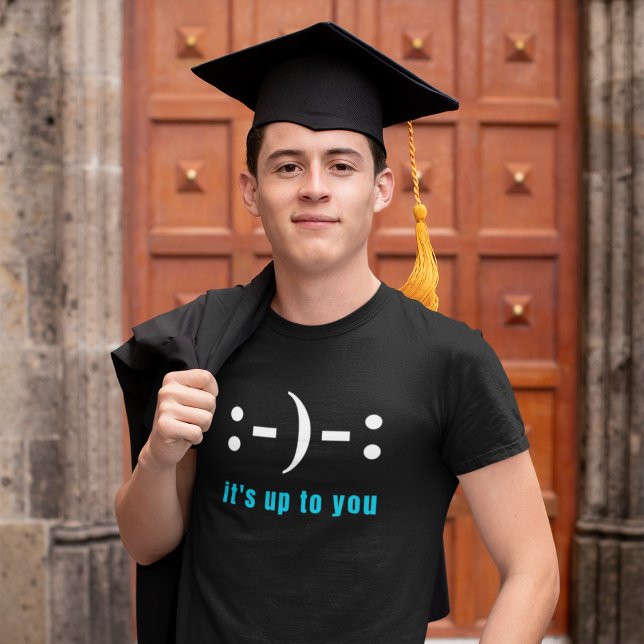 Es liegt an dir, Lächeln oder Frosch, Grafik T-Shirt ("It's up to you" emoji t-shirt with young graduate. Comes in multiple shirt types, colors & sizes.)