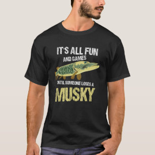 Es macht Spaß und Spiele, bis jemand einen Muskeln T-Shirt
