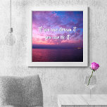 Es träumt, Lila Foto im Ozean zu zitieren Poster<br><div class="desc">"Wenn du es träumen kannst, kannst du es tun." Denn alles ist möglich, sobald man sich daran gemacht hat. Entspannen Sie mit diesem Fotoposter eines herrlichen, sanft beleuchteten lila, rosa und blauen Sonnenuntergangs über dem Pazifik. Das ist ein großartiges und inspirierendes Geschenk! Sie können leicht personalisieren dieses Poster plus ich...</div>