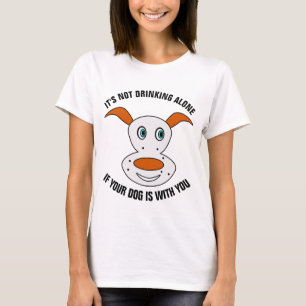 ES TRINKT NICHT ALLEIN, WENN IHR HUND BEI IHNEN IS T-Shirt