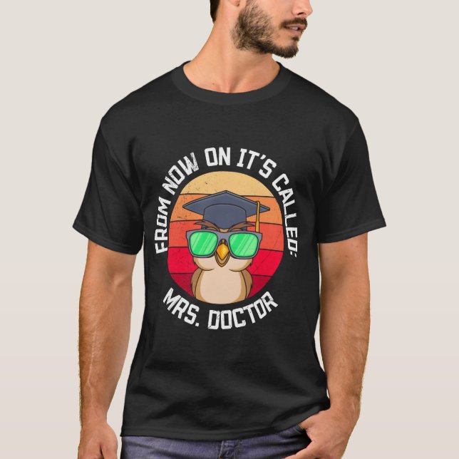 es wird Herr Doktor Doktortitel PhD Junge genannt T-Shirt (Vorderseite)