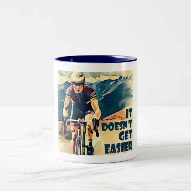 Es wird nicht einfacher Fahrrad zu fahren Zweifarbige Tasse (Mittel)