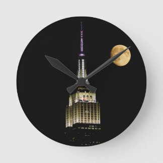 ESB bei Nacht Runde Wanduhr