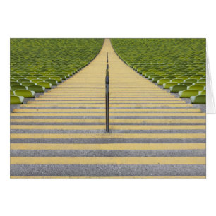 Escalier de stade entre les rangées des sièges