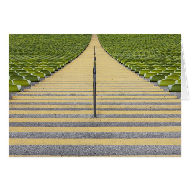 Escalier de stade entre les rangées des sièges (Devant horizontal)