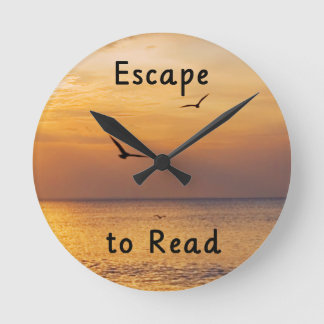 Escape to Read Wall Clock | Book Lover Quote Runde Wanduhr