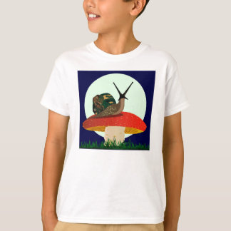 Escargot sur un T-shirt de champignon