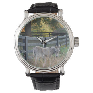 Esel in einem Herbstfeld Armbanduhr