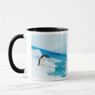 Eselspinguin, Pygoscelis Papua, springt ab Tasse