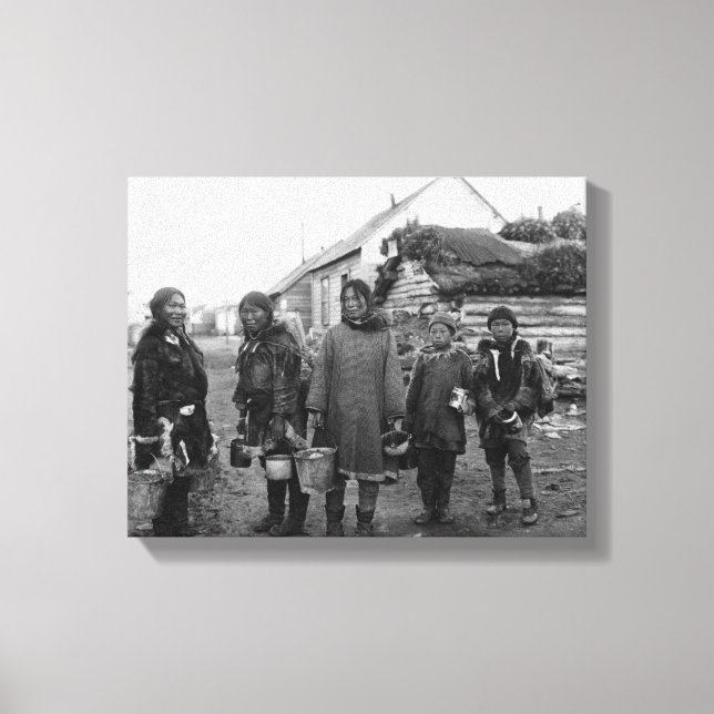 Eskimo Berry Pickers in Nome, Alaska Fotograf Leinwanddruck (Vorderseite)