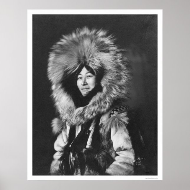 Eskimo Frauen mit Pelzmütze 1915 Poster (Vorne)