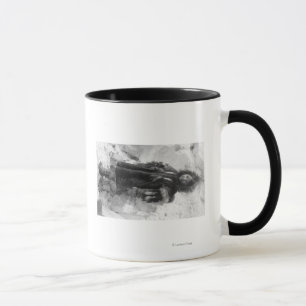 Eskimomädchen in einem Parka in Nome, Alaska Tasse