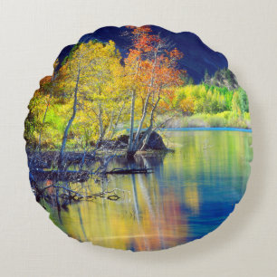 Espenbaum im Herbst, reflektierend im Grant Lake Rundes Kissen