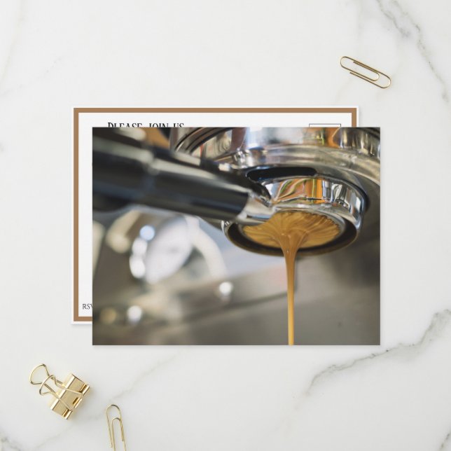 Espresso aus der Kaffeemaschine gießen Einladungspostkarte (Vorderseite/Rückseite Beispiel)