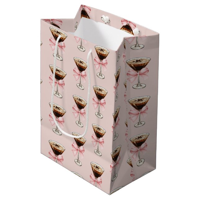 Espresso Martini Pattern Pink Mittlere Geschenktüte (Vorderseite Schrägansicht)