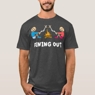 Essen aus dem Lagerfeuer, das Rösten von Hotdog ko T-Shirt