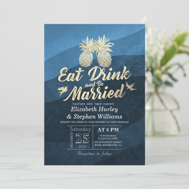 Essen Drink Verheiratet Hochzeit Gold Ananas Coupl Einladung (Stehend Vorderseite)