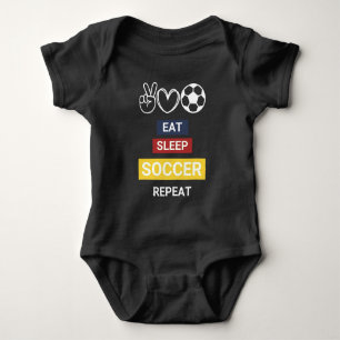Essen, schlafen, Fußball, wiederholen Baby Strampler