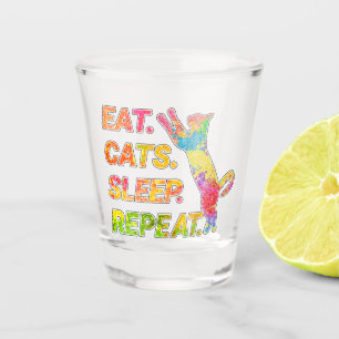 Essen, schlafen, Katzen, wiederholen - farbenfrohe Schnapsglas