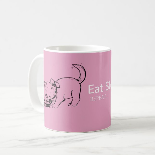 Essen Schlafen spielen: Niedliches Leben bei Katze Kaffeetasse (Vorderseite Links)