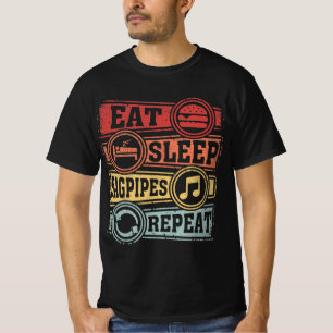 Essen schlafende Bagpipe wiederholt T-Shirt