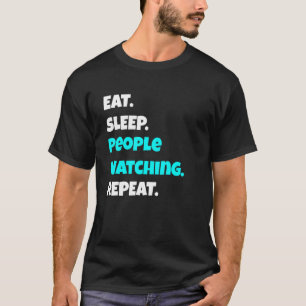 Essen schlafende Leute, die zusehen, wie sich das  T-Shirt