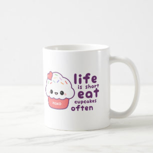 Essen Sie kleine Kuchen häufig Kaffeetasse
