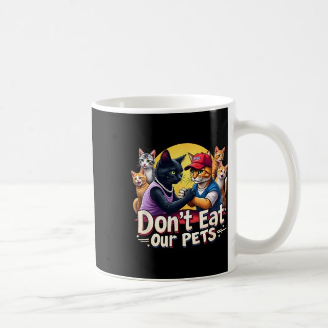Essen Sie nicht unsere Haustiere Trump 2024 Debatt Kaffeetasse (Rechts)