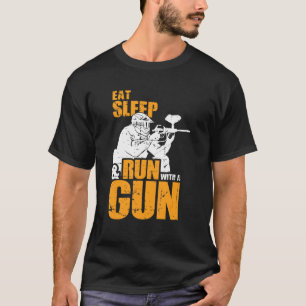 Essen Sie schlafen und rennen Sie mit einem Gun Pa T-Shirt