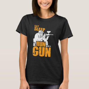 Essen Sie schlafen und rennen Sie mit einem Gun Pa T-Shirt