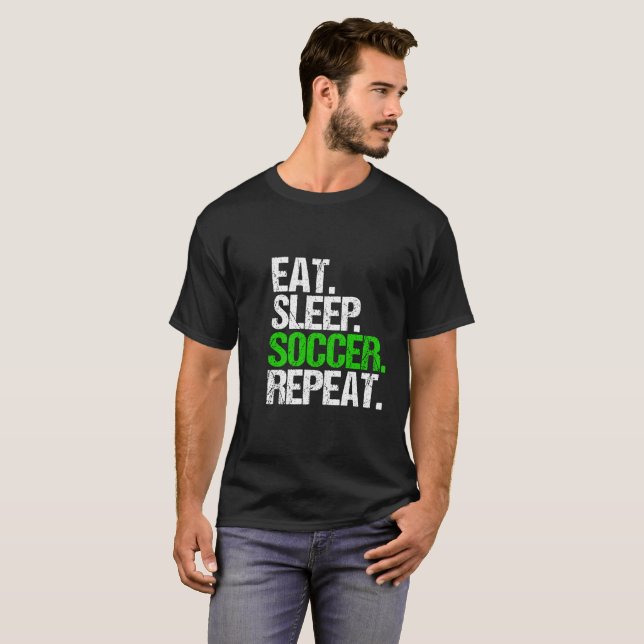 Essen Sie Schlaffußballwiederholung T-Shirt (Vorne ganz)
