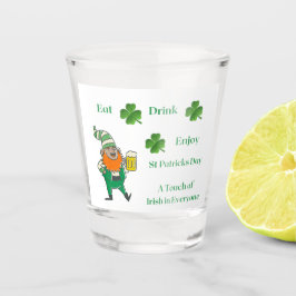 Essen, trinken, eine irische Touch in jedem genieß Schnapsglas