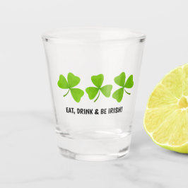Essen, trinken und irisches Kleeblatt sein Schnapsglas