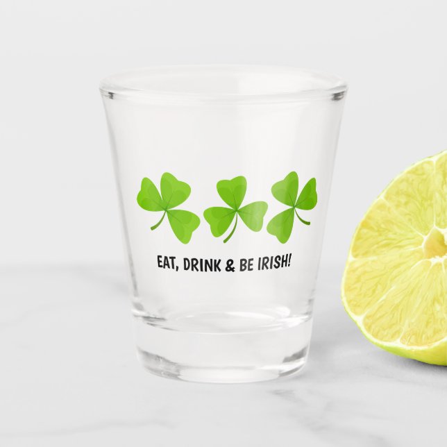 Essen, trinken und irisches Kleeblatt sein Schnapsglas (Vorderseite)