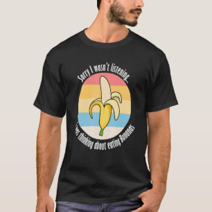 Essen von Bananen Niedlichen exotischen Früchten T-Shirt