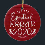 Essential Worker 2020 Covid Christmas Red Wood Keramik Ornament<br><div class="desc">Essential Worker 2020 Weihnachts-Weihnachtsdekoration aus Red Wood Keramik</div>