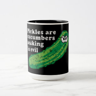 Essiggurken sind die Gurken, die im Übel getränk Zweifarbige Tasse
