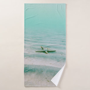 Estarfish blanche sur sable sous l'eau le matin