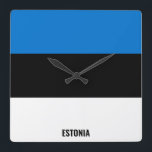 Estland Flag Patriotic Quadratische Wanduhr<br><div class="desc">Estland Flag Patriotic Square Wall Uhr mit der Estnischen Flagge gedruckt die ganze Uhr. Transparente Uhrennummern in den passenden Farben und der wunderschöne "Peachy Keen" Schriftart werden über den Fahnenfarben platziert. Dieses wunderschöne Design ist ein atemberaubendes Geschenk und ein großartiges Stück an der Wand. © 2021 LnderOfTheWorld</div>