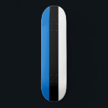Estnische Flagge Skateboard<br><div class="desc">Dieses Design zeigt die Nationalflagge Estlands (offiziell die Republik Estland), ein Land an der Ostküste der Ostsee in Nordeuropa. Es grenzt im Norden an den Finnischen Meerbusen gegenüber Finnland, im Westen an die Ostsee gegenüber Schweden, im Süden an Lettland und im Osten an den Peipus-See und Russland. Das Gebiet Estlands...</div>