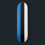 Estnische Flagge Skateboard<br><div class="desc">Dieses Design zeigt die Nationalflagge Estlands (offiziell die Republik Estland), ein Land an der Ostküste der Ostsee in Nordeuropa. Es grenzt im Norden an den Finnischen Meerbusen gegenüber Finnland, im Westen an die Ostsee gegenüber Schweden, im Süden an Lettland und im Osten an den Peipus-See und Russland. Das Gebiet Estlands...</div>
