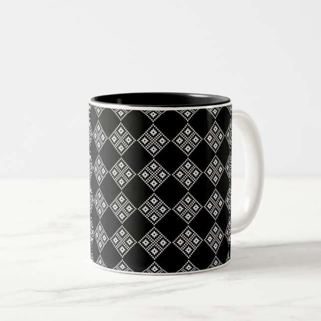 Estnisches Schwarz-Weiß-Knetmuster Zweifarbige Tasse (VorderseiteRechts)