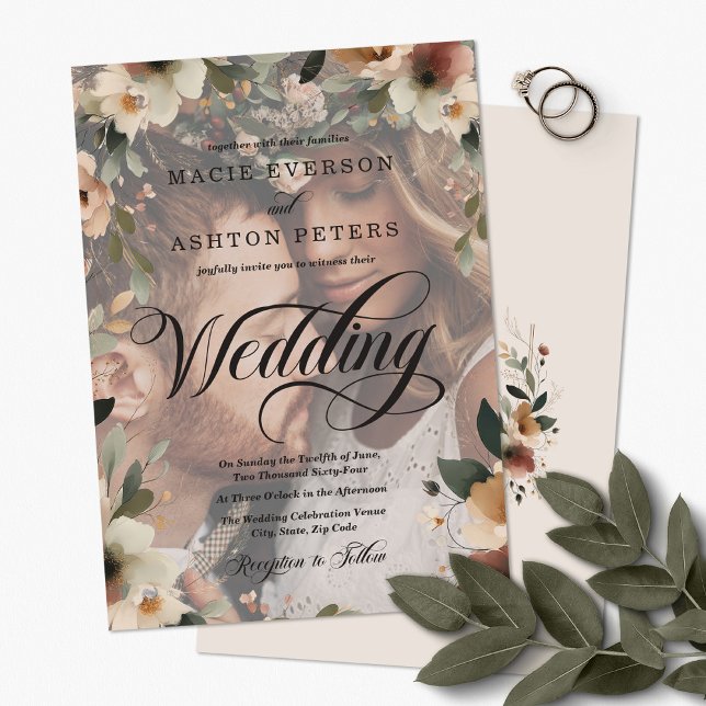 Ethereal Elegance Wildblume Foto Overlay Wedding Einladung (Step into a world where love and nature intertwine, with our Ethereal Elegance Photo Invites.)