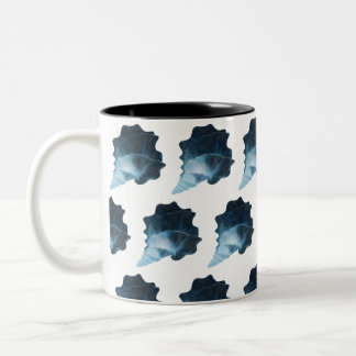 Ethereal Seashell Vector Design Zweifarbige Tasse