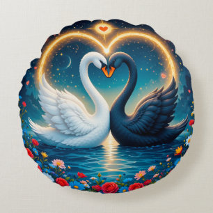 Ethereal Swans bilden ein Herz Rundes Kissen