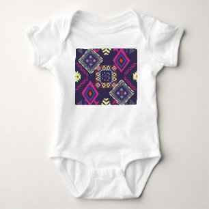 Ethischer, primitiver geometrischer Hintergrund de Baby Strampler