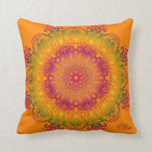 Ethnische BlumenMandala auf orange Hintergrund Kissen